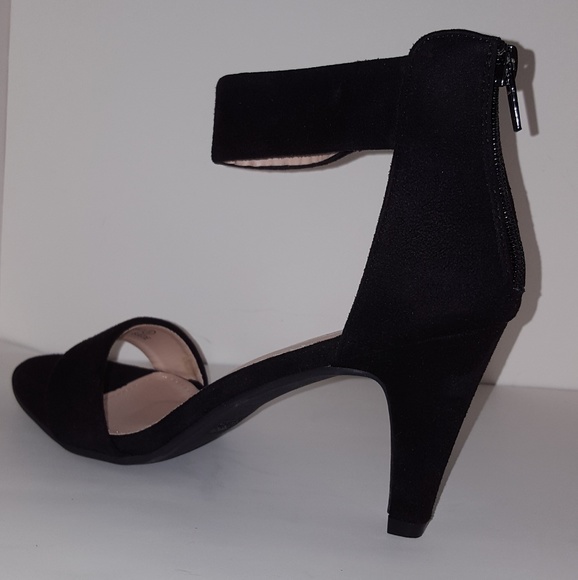 Black  Shoes - Picture 1 of 2